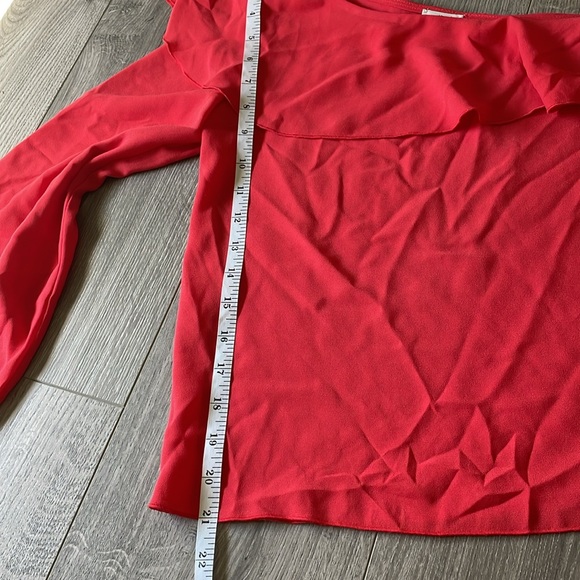 Wilfred Dressy Cropped off the shoulder blouse with 1 long sleeve . - Picture 5 of 7